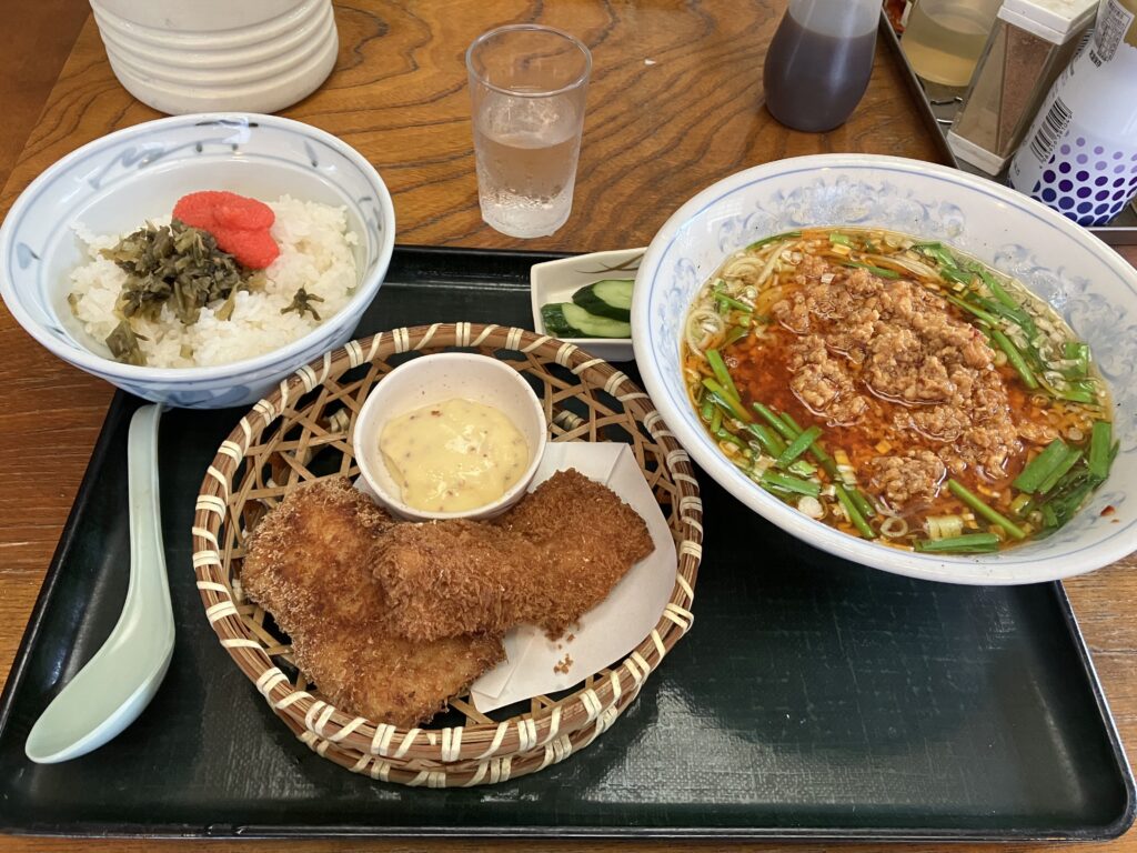 日替わりの台湾ラーメンとマグロフライと明太子ご飯